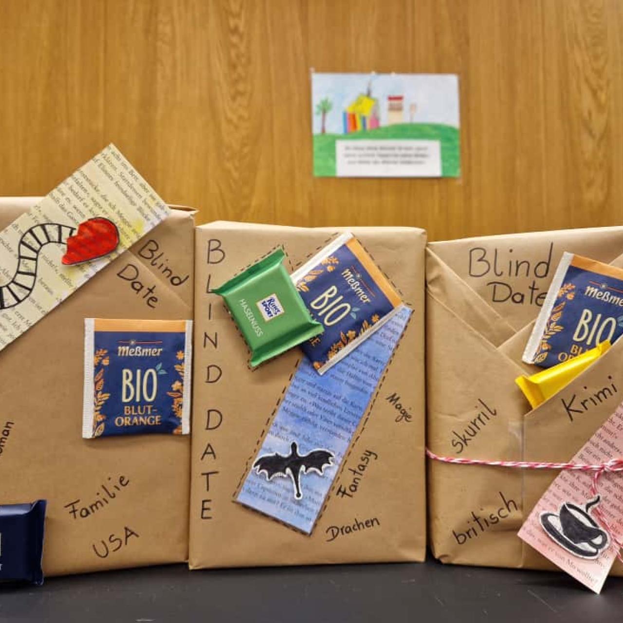 In Packbpapier eingebackte Bücher auf denen Blind Date steht.