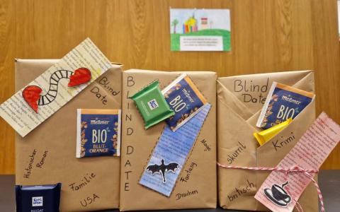 In Packbpapier eingebackte Bücher auf denen Blind Date steht.